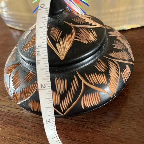 Black wood carved round box - Picture 4 of 5